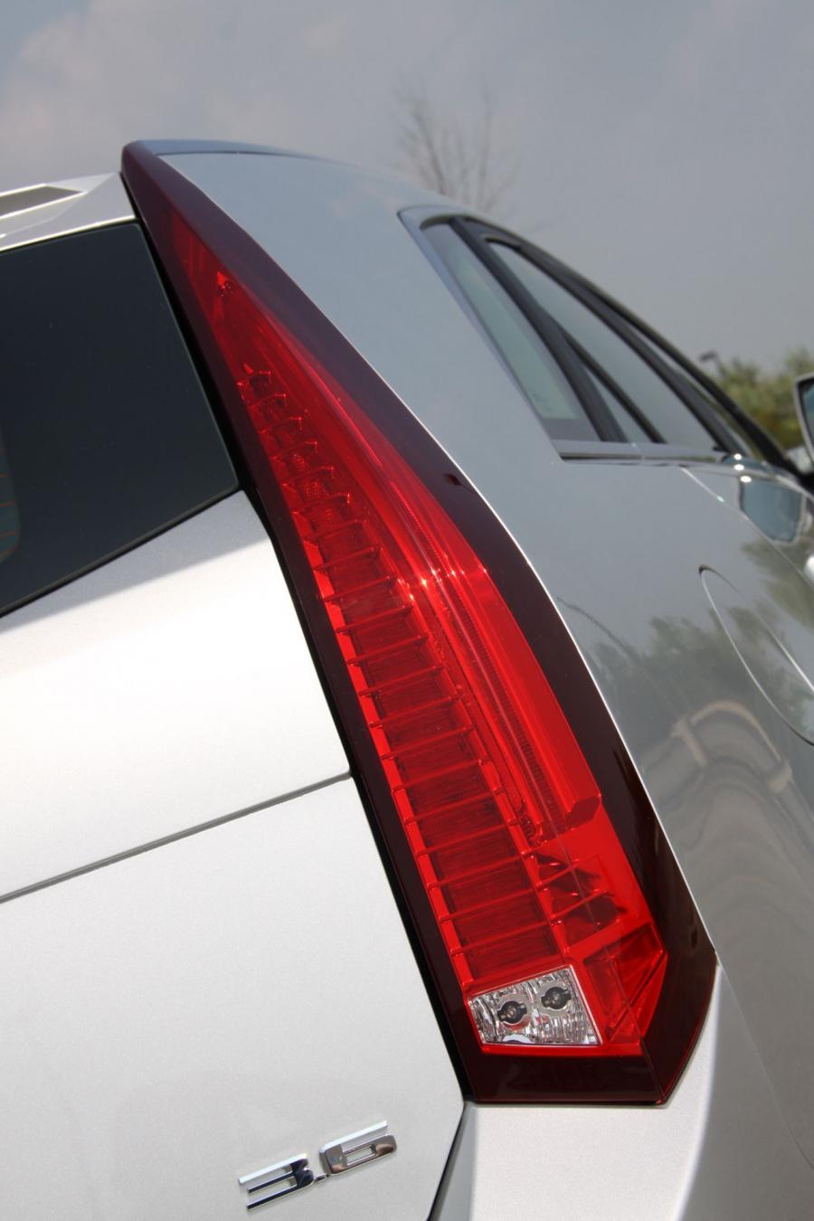  Cadillac CTS Sport Wagon 2010 года  (фото 36 из 53)